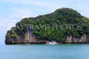 THAILAND, Phang Nga Bay, limestone islands, islet rock formations, tour boat, THA4251JPL