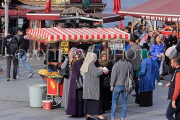 TURKEY, Istanbul, Eminonu Waterfront, street food, people at a corn stall, TUR979JPL