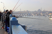 TURKEY, Istanbul, Galata Bridge, people fishing, TUR1317JPL