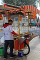 TURKEY, Istanbul, Sultanahmet Square Park, street food, corn and chestnut stall, TUR1018JPL