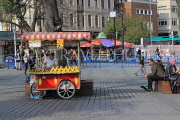 TURKEY, Istanbul, Sultanahmet Square Park, street food, corn and chestnut stall, TUR1019JPL