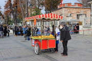 TURKEY, Istanbul, Sultanahmet Square Park, street food, corn and chestnut stall, TUR1027JPL