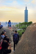Taiwan, TAIPEI, Elephant Mountain, visitors viewing Taipei 101 from peak, at dusk, TAW451JPL