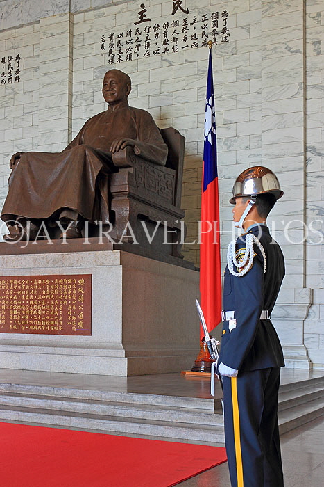 Taiwan, TAIPEI, Liberty Square, Chiang Kai-shek Memorial Hall, Chiang Kai-shek statue & guard, TAW846JPL