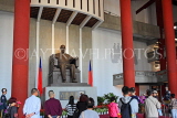Taiwan, TAIPEI, Sun Yat-Sen Memorial Hall, Sun Yat-Sen statue, and visitors, TAW752JPL