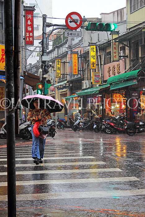 Taiwan, TAIPEI, rain and woman witn umbrella, TAW937JPL