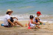 Thailand, PHUKET, Patong Beach, holidaymakers enjoying the beach, THA4029JPL