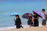 Thailand, PHUKET, Patong Beach, holidaymakers with umbrellas, THA4131JPL