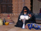 UAE, DUBAI, Bedouin woman, weaving silver thread, DUB192JPL