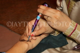 UAE, DUBAI, Henna (Mendi) design artist, painting on a hand, UAE270JPL