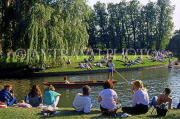 UK, Cambridgeshire, CAMBRIDGE, River Cam, punting and people on river banks, UK5662JPL