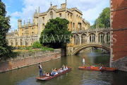 UK, Cambridgeshire, CAMBRIDGE, St John's College, Bridge of Sighs, punting, River Cam, UK34925JPL
