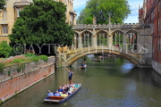 UK, Cambridgeshire, CAMBRIDGE, St John's College, Bridge of Sighs, punting, River Cam, UK34928JPL