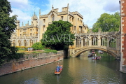 UK, Cambridgeshire, CAMBRIDGE, St John's College, Bridge of Sighs, punting, River Cam, UK34936JPL