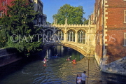 UK, Cambridgeshire, CAMBRIDGE, St John's College, Bridge of Sighs, punting in River Cam, UK5506JPL