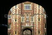 UK, Cambridgeshire, CAMBRIDGE, St John's College, view through arch, UK5629JPL
