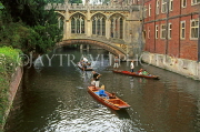 UK, Cambridgeshire, CAMBRIDGE, St John's College and Bridge of Sighs, punting in River Cam, UK5507JPL