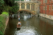 UK, Cambridgeshire, CAMBRIDGE, St John's College and Bridge of Sighs, punting in River Cam, UK5508JPL