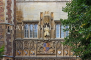 UK, Cambridgeshire, CAMBRIDGE, Trinity College, entrance facade, Great Gate, Henry VIII statue, UK35035JPL