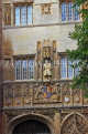 UK, Cambridgeshire, CAMBRIDGE, Trinity College, entrance facade, Great Gate, Henry VIII statue, UK35037JPL