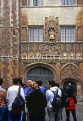 UK, Cambridgeshire, CAMBRIDGE, Trinity College facade, tour group with guide, UK5636JPL