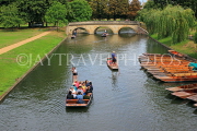 UK, Cambridgeshire, CAMBRIDGE, punting in River Cam, UK34957JPL