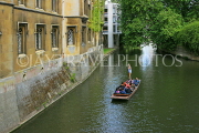 UK, Cambridgeshire, CAMBRIDGE, punting in River Cam, UK34962JPL