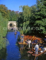 UK, Cambridgeshire, CAMBRIDGE, punting in The Backs, River Cam, UK6102JPL