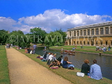 UK, Cambridgeshire, CAMBRIDGE, punting on the River Cam, by The Backs, UK271JPL
