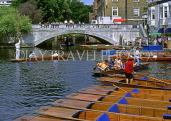 UK, Cambridgeshire, CAMBRIDGE, punts in River Cam, UK244JPL