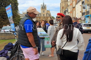 UK, Cambridgeshire, CAMBRIDGE, tourists negotiating with a tour guide, UK35008JPL
