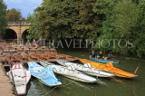 UK, Oxfordshire, OXFORD, Magdalen Bridge, River Cherwell, punts and pedal boats, rowers, UK13133JPL