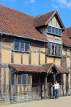 UK, Warwickshire, STRATFORD-UPON-AVON, Shakespeare's birthplace, tourist posing, UK25402JPL
