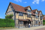 UK, Warwickshire, STRATFORD-UPON-AVON, Shakespeare's birthplace, tourist posing, UK25403JPL