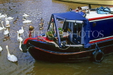 UK, Warwickshire, STRATFORD-UPON-AVON, Stratford Canal Basin, narrow boat and swans, UK5920JPL