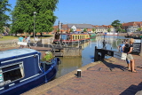 UK, Warwickshire, STRATFORD-UPON-AVON, Stratford Canal Basin, people operating the lock, UK25481JPL