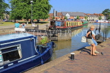 UK, Warwickshire, STRATFORD-UPON-AVON, Stratford Canal Basin, people operating the lock, UK25482JPL