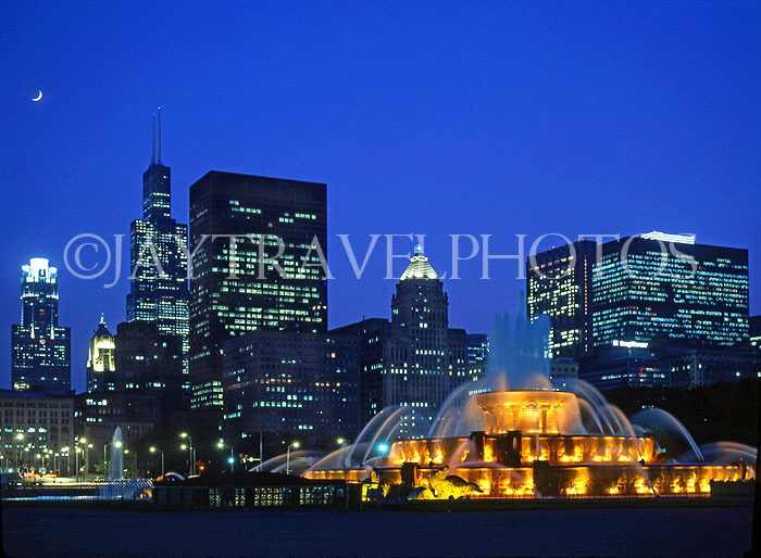 USA, Illinois, CHICAGO, Buckingham Fountain and night skyline, CHI700JPL