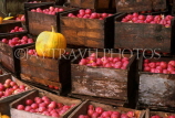 USA, New England, VERMONT, Rutland, country farm market stall, apples, US2757JPL