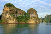 VIETNAM, Halong Bay, limestone formations, VT1876JPL