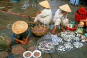 VIETNAM, Hoi An, fish market scene, vendors at fish stall, VT657JPL