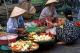 VIETNAM, Hue, outdoor market scene and vendors, VT349JPL