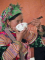 VIETNAM, Lao Cai province, Bac Ha, Flower Hmong woman eating in the market, VT520JPL