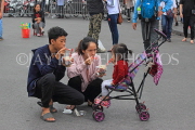 Vietnam, HANOI, Hoan Kiem Lake area, family having an iced drink, VT1285JPL