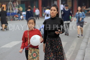Vietnam, HANOI, Hoan Kiem Lake area, people enjoying weekend pedestrianised area, VT1705JPL