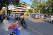Vietnam, HANOI, Hoan Kiem Lake area, street scene and street vendor, VT1217JPL