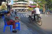 Vietnam, HANOI, Hoan Kiem Lake area, street vendor and cyclo, VT1216JPL