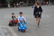 Vietnam, HANOI, Hoan Kiem Lake area, weekend pedestrianised area, VT1706JPL
