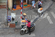 Vietnam, HANOI, Old Quarter, Street Vendor, and customer, VT1523JPL