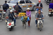 Vietnam, HANOI, Old Quarter, Street Vendor, and traffic, VT1390JPL